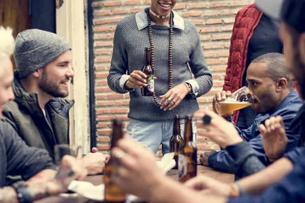 Beste vrienden, ambachtelijke bier drinken — Stockfoto