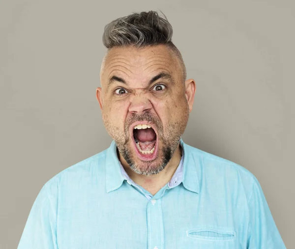 Homem gritando em estúdio — Fotografia de Stock