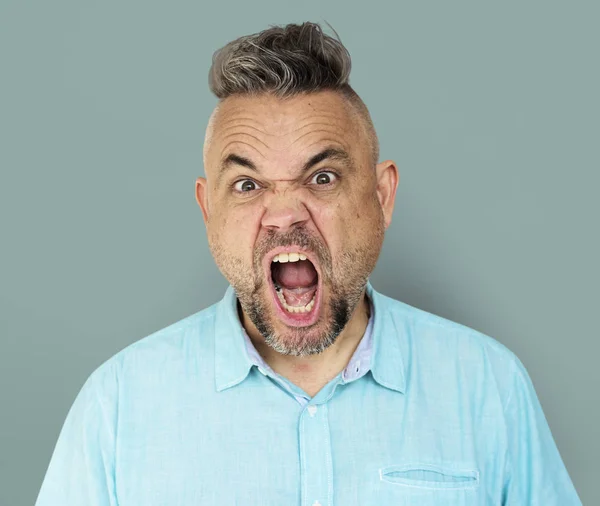 Homem gritando em estúdio — Fotografia de Stock