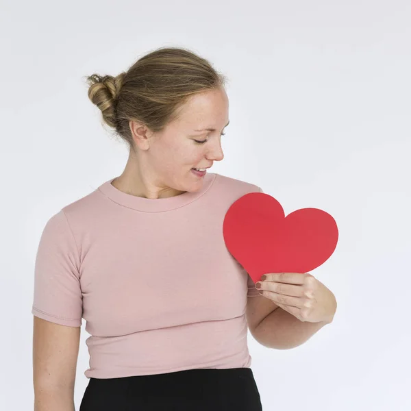 Жінка тримає червоне паперове серце — стокове фото