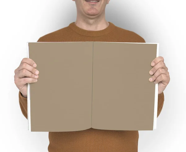 Mann mit aufgeschlagenem Buch — Stockfoto