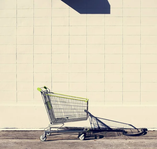 Shopping vagn stående av vägg — Stockfoto