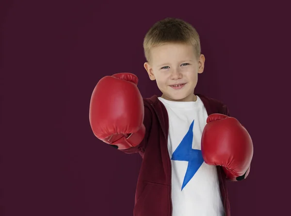 Caucásico Little Boy boxeo — Foto de Stock