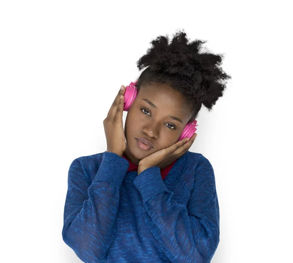 Afrikaanse vrouw in koptelefoon — Stockfoto