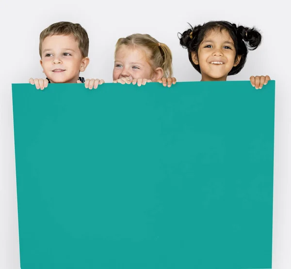 Gyermekek üres Holding plakát — Stock Fotó