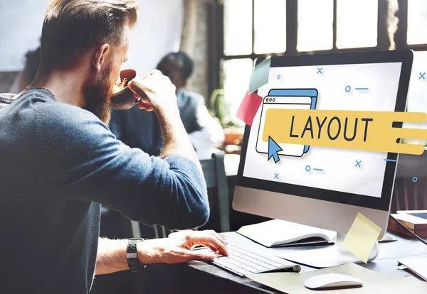 Man drinking coffee and working on computer — Stock Photo, Image