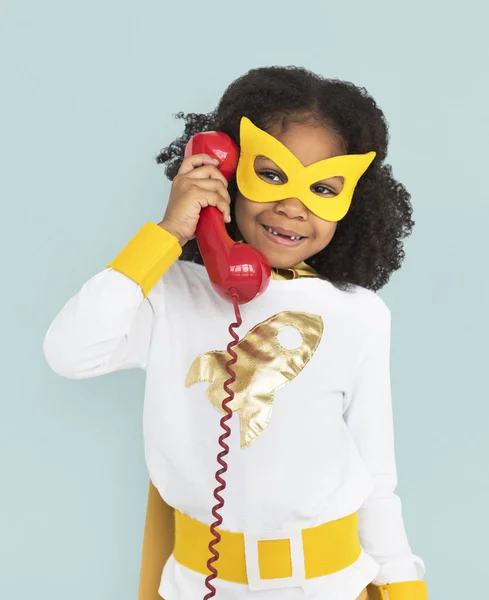 Κορίτσι με μάσκα κρατώντας το τηλέφωνο — Φωτογραφία Αρχείου