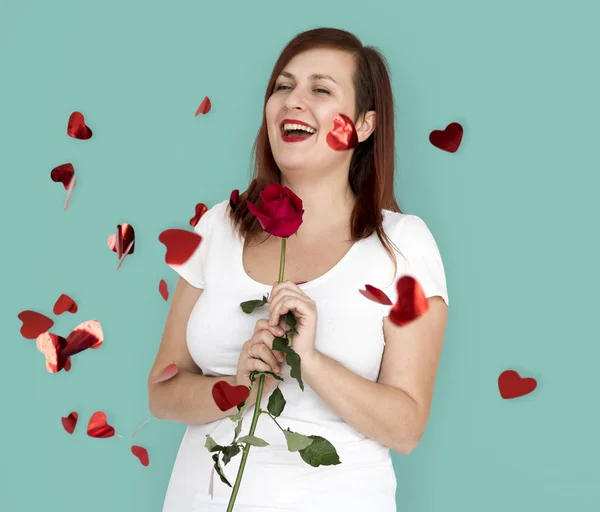 Mujer sosteniendo rosa — Foto de Stock