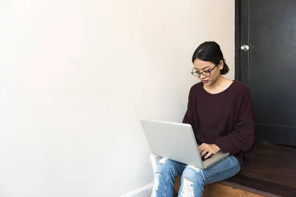 Vrouw werkt op laptop — Stockfoto