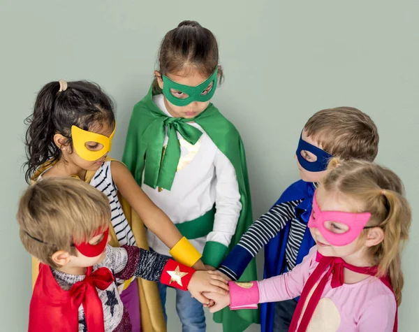 Malé děti v superhrdina kostýmy — Stock fotografie