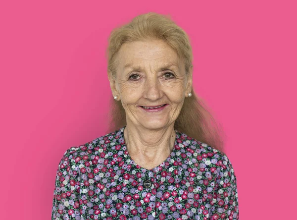 Studio gülümseyen kadın kıdemli