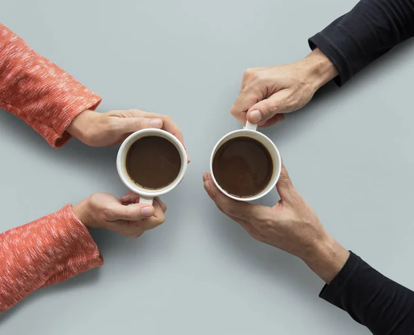 Mãos segurando copos de café — Fotografia de Stock