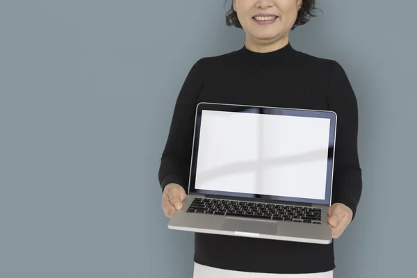 Asiatique femme tenue ouvert ordinateur portable — Photo