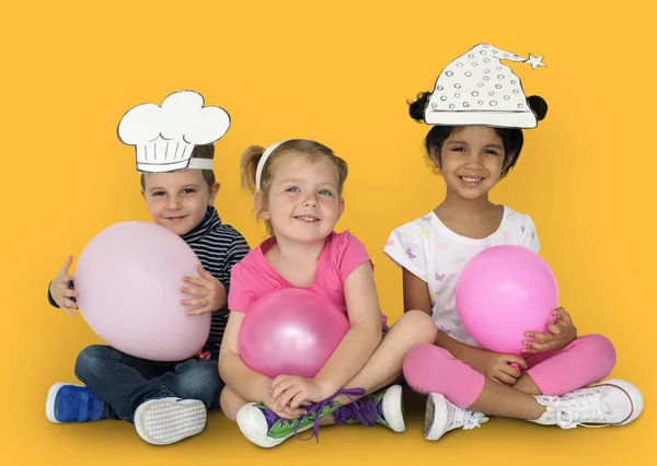Bambini in cappelli di carta artigianale — Foto Stock
