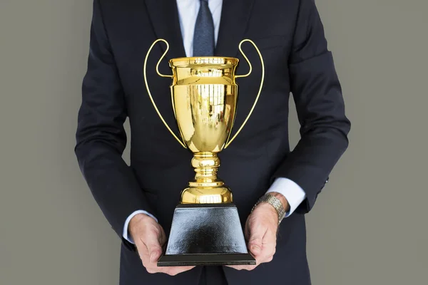 Homem de negócios segurando troféu — Fotografia de Stock