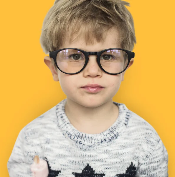 Menino usando óculos — Fotografia de Stock