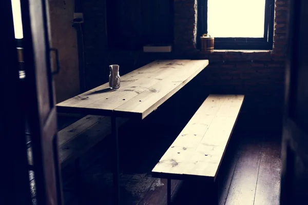 Пустой зал с обеденным столом — стоковое фото