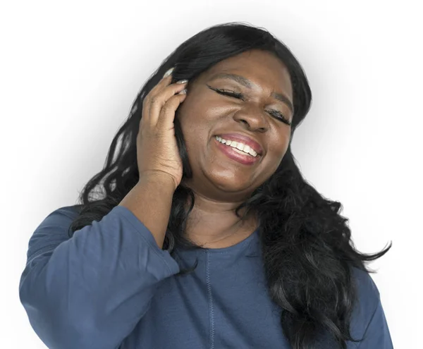 Mujer africana sonriendo en el estudio — Foto de Stock