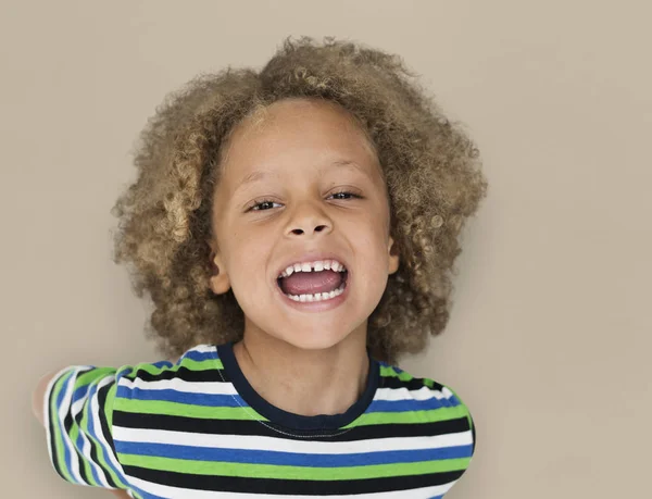 Entzückender afrikanischer Junge lächelt — Stockfoto