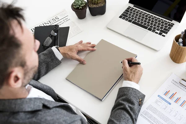 Man aan het werk aan tafel — Stockfoto