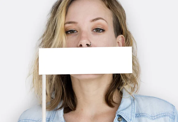 Mujer rubia sosteniendo bandera de papel — Foto de Stock