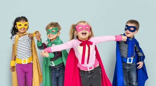 Crianças felizes em trajes de super-herói — Fotografia de Stock