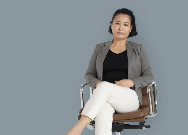 Asiatique femme d'affaires assis — Photo
