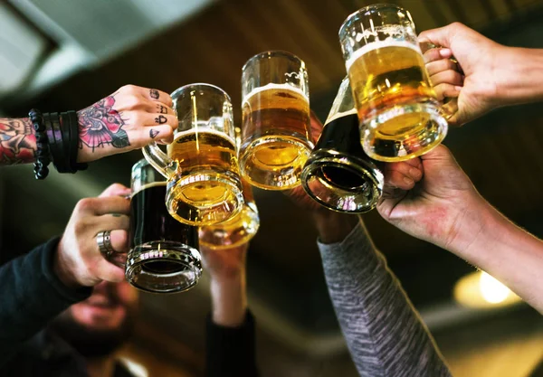 Melhores amigos bebendo cerveja artesanal — Fotografia de Stock