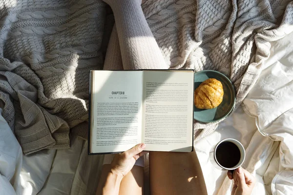 Woman in stockings reading book — Stock Photo, Image