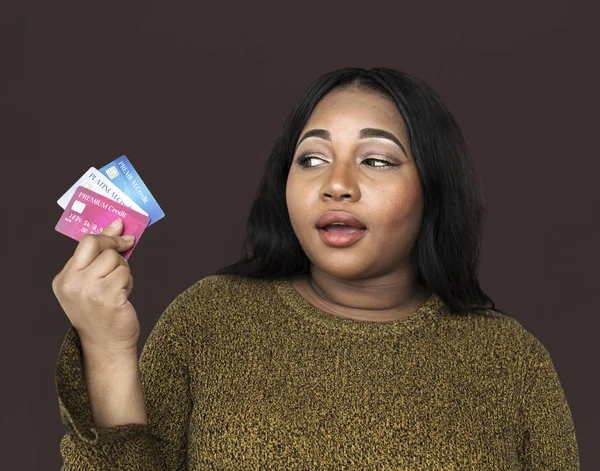 Vrouw bedrijf creditcards — Stockfoto