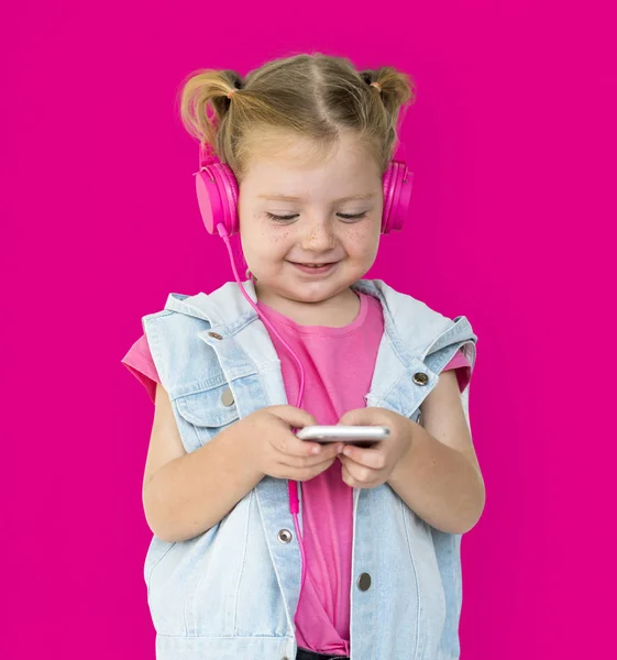 Menina usando fones de ouvido — Fotografia de Stock