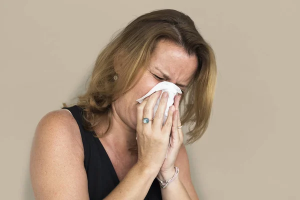 Mujer sonándose la nariz —  Fotos de Stock