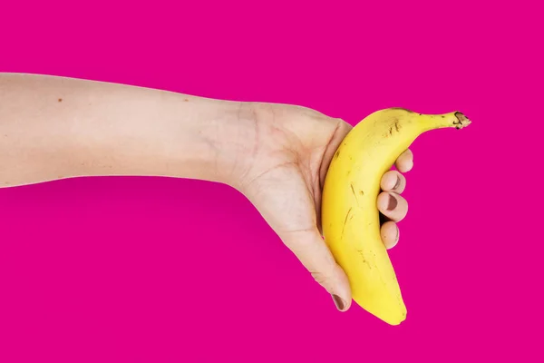 Emberi kéz gazdaság banán — Stock Fotó