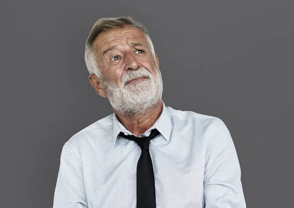 Старший чоловік з бородою дивиться вгору — стокове фото