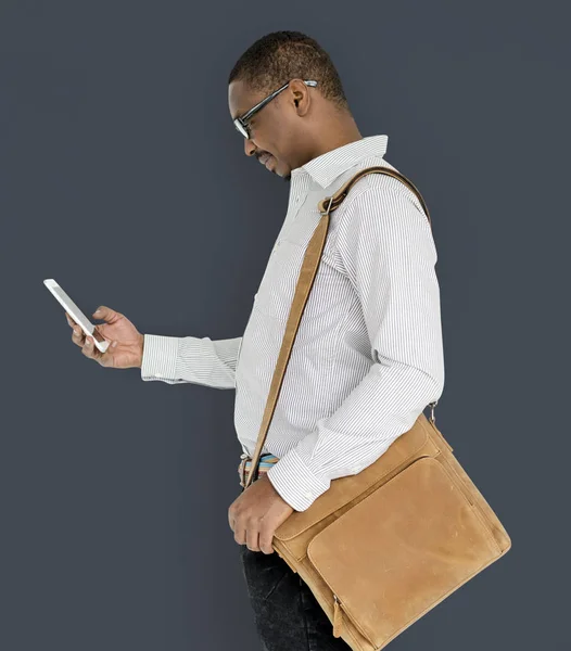 Hombre africano usando smartphone — Foto de Stock