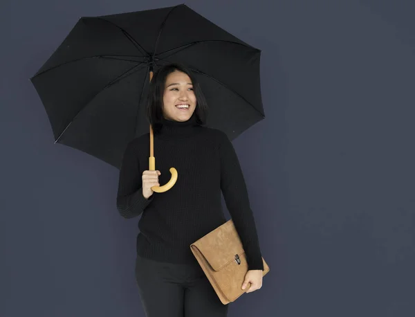 Asiático mujer de negocios holding paraguas —  Fotos de Stock