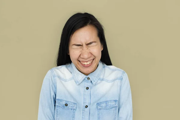 Азиатка делает смешное лицо — стоковое фото