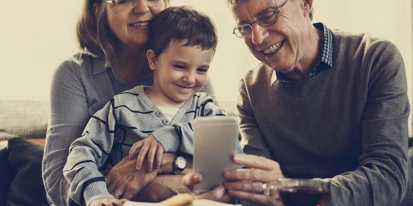 Nonni con smartphone di navigazione nipote — Foto Stock
