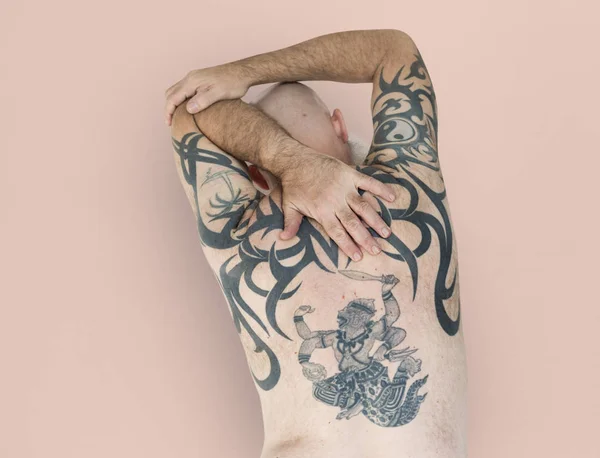 Hombre con tatuaje en la espalda — Foto de Stock