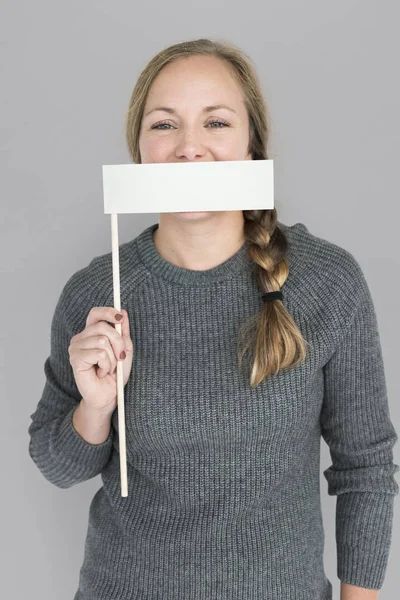 Mulher segurando bandeira de papel — Fotografia de Stock