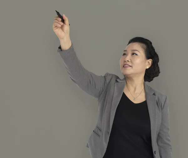 Азиатская бизнес-леди с презентацией — стоковое фото