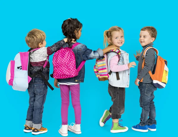 Enfants d'âge préscolaire avec sacs à dos — Photo