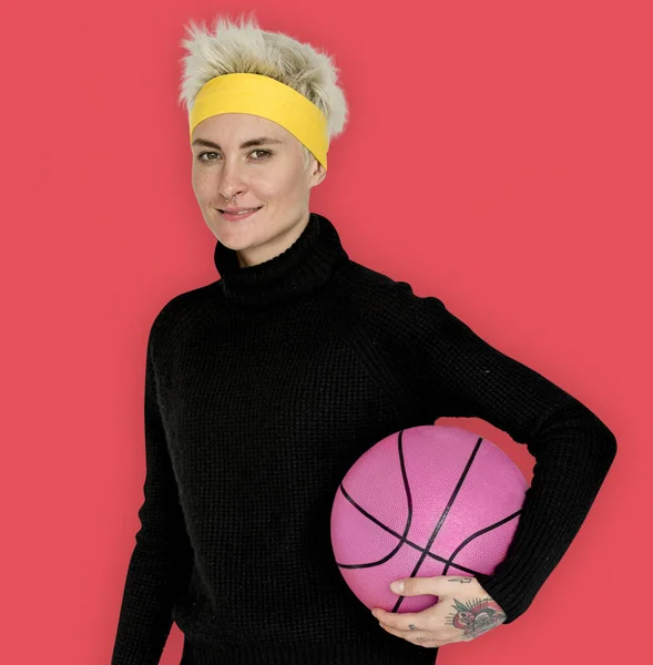 Blondine mit Basketballball — Stockfoto
