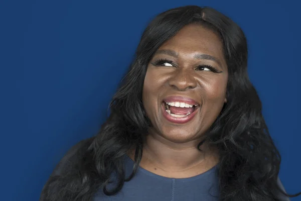 Mujer africana sonriendo en el estudio — Foto de Stock