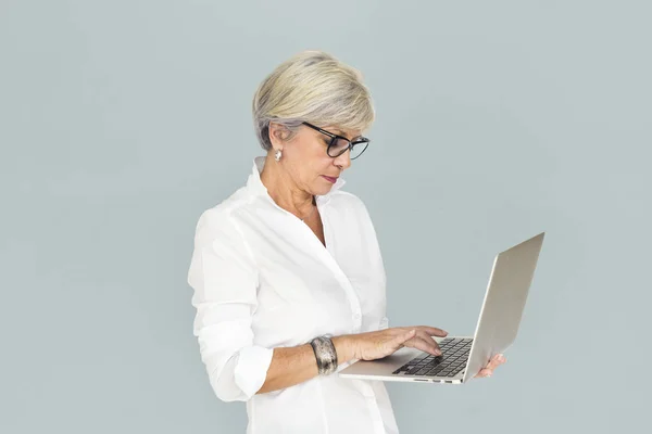 Mujer mayor usando laptop — Foto de Stock