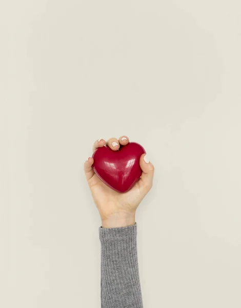 Mulher segurando coração vermelho — Fotografia de Stock