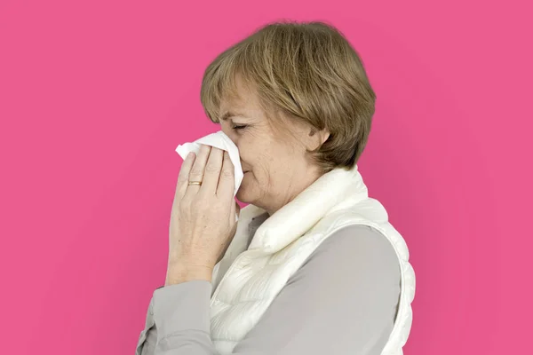Madura mujer estornudando — Foto de Stock