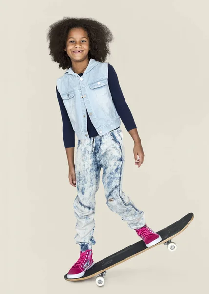 Krásná Africká kid s skateboard — Stock fotografie