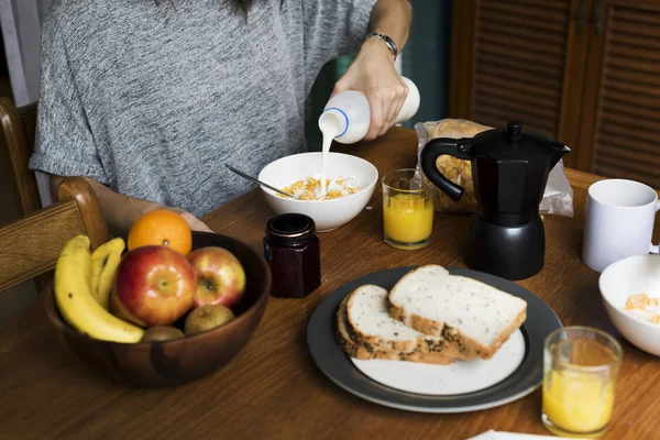 Frau gießt Milch — Stockfoto