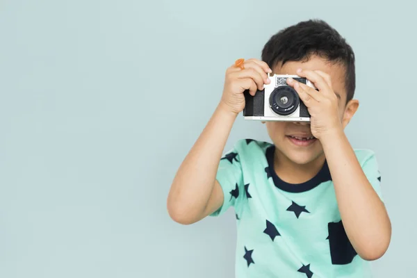 Jongen met behulp van Camera — Stockfoto